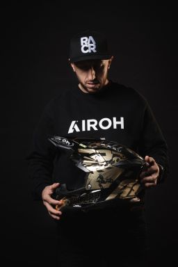 Prilba AVIATOR 3 "TC 222 THE LEGEND" AIROH (černá/zlatá) 2026