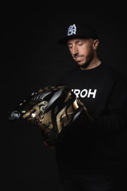 Prilba AVIATOR 3 "TC 222 THE LEGEND" AIROH (černá/zlatá) 2026