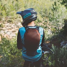 Chránič tela ALPHA PLASTRON EVO, RACER (čierna)