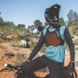 Chránič tela ALPHA PLASTRON EVO, RACER (čierna)