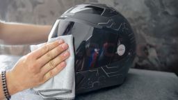 S čistič hľadí s mikrovláknovou utierkou - Visor & Helmet Cleaner 100 ml