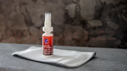 S čistič hľadí s mikrovláknovou utierkou - Visor & Helmet Cleaner 100 ml