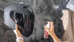 S čistič hľadí s mikrovláknovou utierkou - Visor & Helmet Cleaner 100 ml
