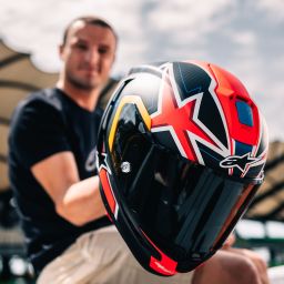 Prilba SUPERTECH R10 limitovaná edícia JACK MILLER, ALPINESTARS (matný karbon/červená/modrá/žlutá/bílá) 2025
