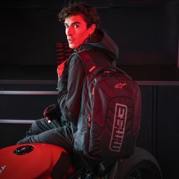 Batoh CITY HUNTER V2 MM93 kolekce, ALPINESTARS (černá/šedá/červená, objem 22 l) 2025