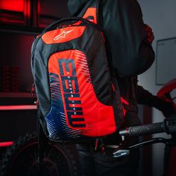 Batoh CITY HUNTER V2 MM93 kolekce, ALPINESTARS (červená fluo/modrá/černá/bílá, objem 22 l) 2025