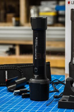 LED LENSER P7R WORK UV - ruční svítilna pracovní s bočním UV světlem, dobíjecí, dosvit 240 m, záruka 7 let