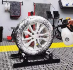 Stojan pro mytí a detailing kol