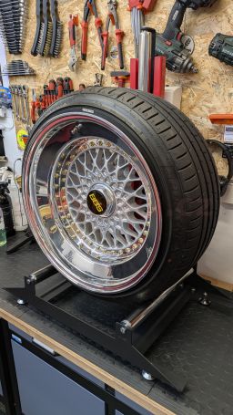 Stojan na mytí a detailing kol