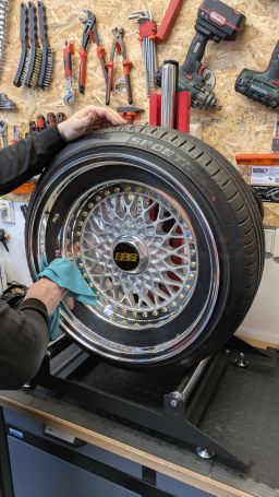 Stojan na mytí a detailing kol