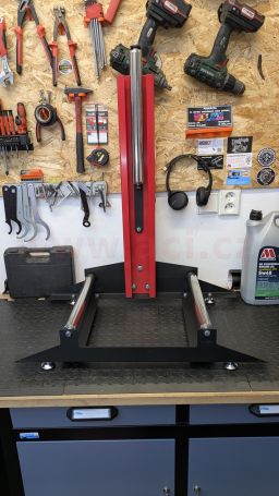 Stojan na mytí a detailing kol