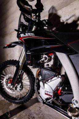 AJP PR7 650 ADVENTURE BLACK