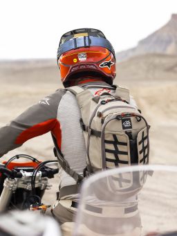 Batoh AT-15, ALPINESTARS (písková/oranžová) 2026