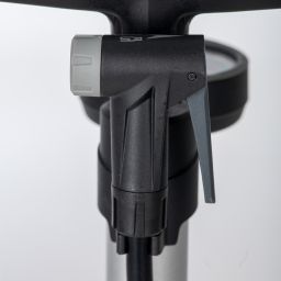 Dílenská pumpa AIRTRACK PRO 2.0 vč. měrky tlaku, OXFORD (plášť pumpy z oceli)