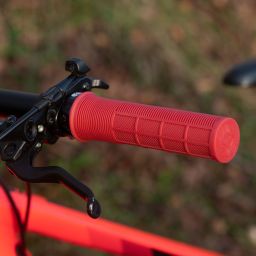 Gripy DRIVER MTB LOCK-ON se šroubovacími objímkami, OXFORD (červená, délka 130 mm, 1 pár)