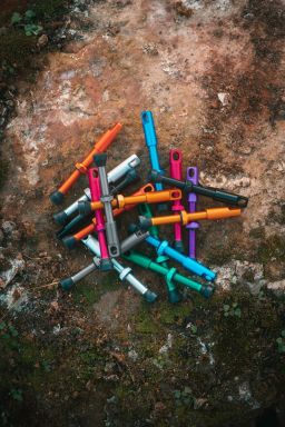 Ventilek pro bezdušové aplikace, OXFORD (červená, vč. čepičky, slitina hliníku, délka 48 mm)