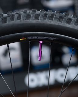 Ventilek pro bezdušové aplikace, OXFORD (červená, vč. čepičky, slitina hliníku, délka 60 mm)