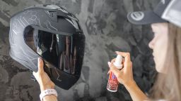 S čistič hľadí s mikrovláknovou utierkou - Visor & Helmet Cleaner 100 ml