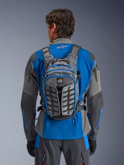 Batoh AT-15, ALPINESTARS (tmavo šedá/šedá/modrá, objem 15 až 18 l) 2026