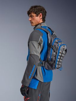 Batoh AT-15, ALPINESTARS (tmavo šedá/šedá/modrá, objem 15 až 18 l) 2026