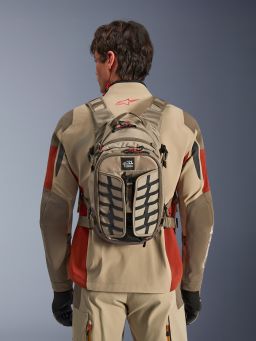 Batoh AT-15, ALPINESTARS (písková/oranžová, objem 15 až 18 l) 2026
