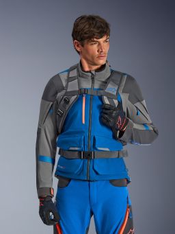 Batoh AT-15, ALPINESTARS (tmavo šedá/šedá/modrá, objem 15 až 18 l) 2026