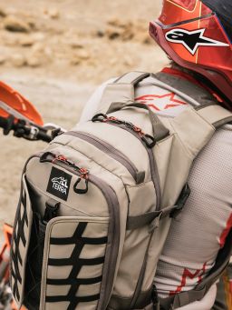 Batoh AT-15, ALPINESTARS (písková/oranžová, objem 15 až 18 l) 2026