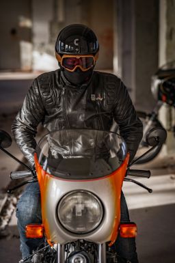 Prilba Eso Forty Nine, CASSIDA (čierna perleť/zlatá/šedá) 2026