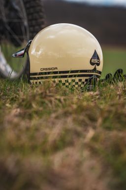 Prilba Eso Forty Nine, CASSIDA (krémová/černá) 2026