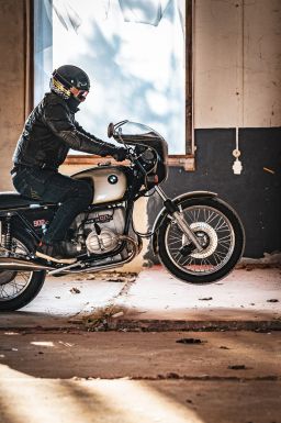 Prilba Eso Forty Nine, CASSIDA (čierna perleť/zlatá/šedá) 2026