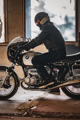 Prilba Eso Forty Nine, CASSIDA (čierna perleť/zlatá/šedá) 2026