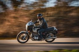 Prilba Eso Forty Nine, CASSIDA (čierna perleť/zlatá/šedá) 2026