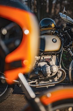 Prilba Eso Forty Nine, CASSIDA (čierna perleť/zlatá/šedá) 2026