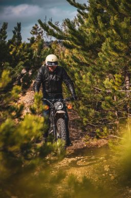 Prilba Eso Forty Nine, CASSIDA (krémová/černá) 2026