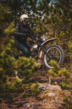 Prilba Eso Forty Nine, CASSIDA (krémová/černá) 2026