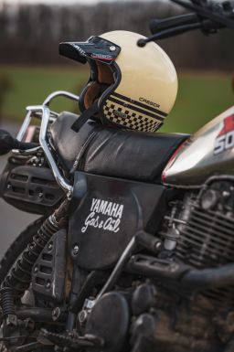 Prilba Eso Forty Nine, CASSIDA (krémová/černá) 2026