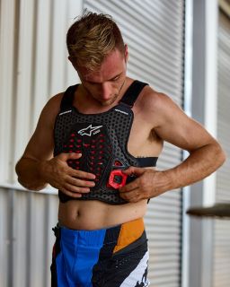 Chránič hrudi A-5 PLASMA, ALPINESTARS (černá/červená/bílá) 2026