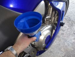 Plastový lievik do hůře přístupných miest